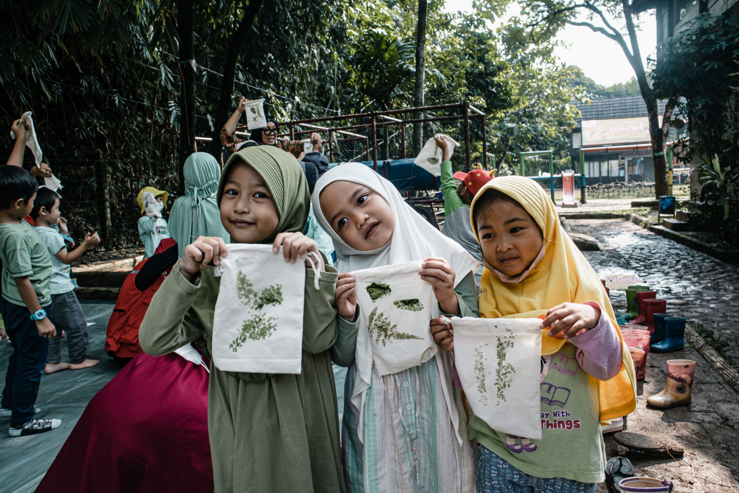 Belajar Dengan Bahan Alam: Siswa/I TK-SD Sekolah Alam Indonesia Studio Alam Membuat Pouch Bag Ecoprint Bersama KIARA