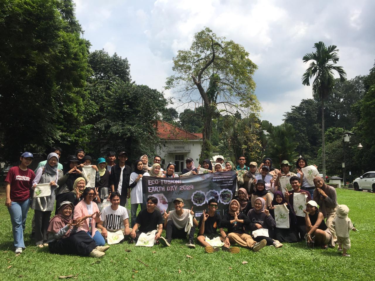 HARI BUMI: MEMBUMIKAN KREATIVITAS MELALUI KEGIATAN ECOPRINT DAN EDUTOUR DI KEBUN RAYA BOGOR 