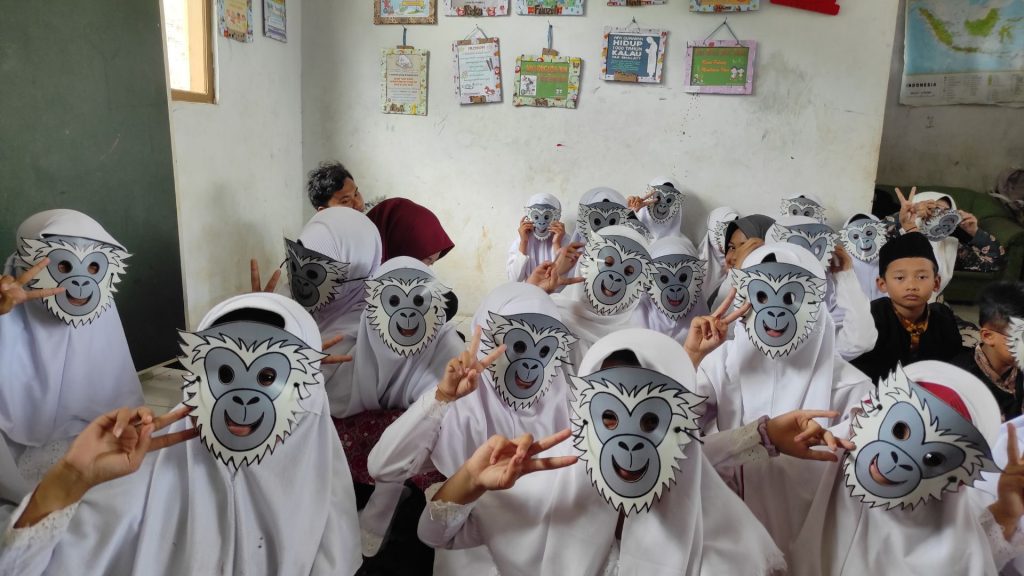 Owa Bebas Berayun dan Bebas Bernyanyi Owa Bebas Berayun dan Bebas Bernyanyi